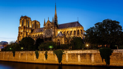 著名建筑巴黎圣母院以古典建筑屹立湖边，完美的哥特式对称，历史悠久。它用优美的风景惊爆你的眼球，以最圣洁的爱情滋润人心。这是文学与建筑的辉映。下载这一组图片吧！让这一曲交响乐在你的心中响起！