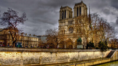 著名建筑巴黎圣母院以古典建筑屹立湖边，完美的哥特式对称，历史悠久。它用优美的风景惊爆你的眼球，以最圣洁的爱情滋润人心。这是文学与建筑的辉映。下载这一组图片吧！让这一曲交响乐在你的心中响起！