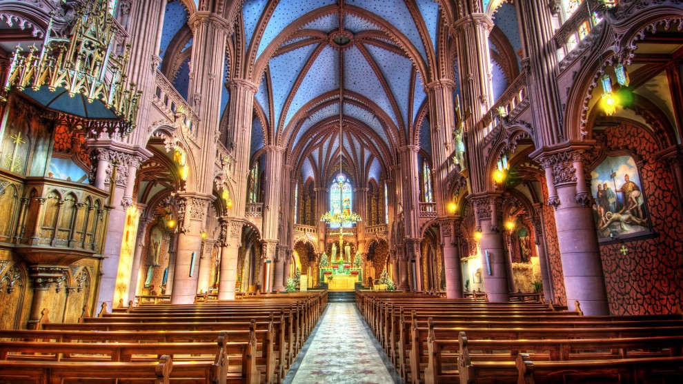 著名建筑巴黎圣母院以古典建筑屹立湖边，完美的哥特式对称，历史悠久。它用优美的风景惊爆你的眼球，以最圣洁的爱情滋润人心。这是文学与建筑的辉映。下载这一组图片吧！让这一曲交响乐在你的心中响起！