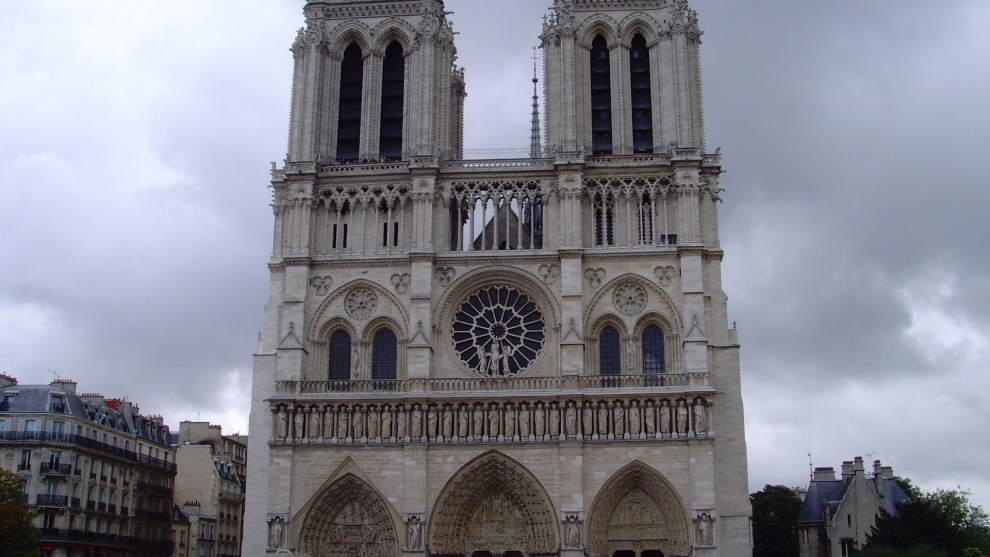 著名建筑巴黎圣母院以古典建筑屹立湖边，完美的哥特式对称，历史悠久。它用优美的风景惊爆你的眼球，以最圣洁的爱情滋润人心。这是文学与建筑的辉映。下载这一组图片吧！让这一曲交响乐在你的心中响起！