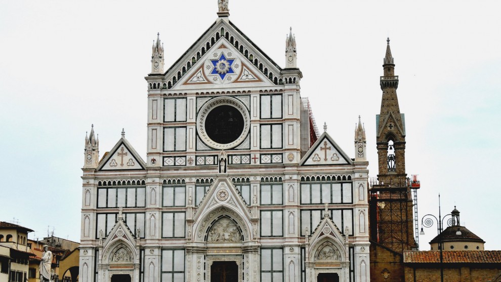 著名建筑巴黎圣母院以古典建筑屹立湖边，完美的哥特式对称，历史悠久。它用优美的风景惊爆你的眼球，以最圣洁的爱情滋润人心。这是文学与建筑的辉映。下载这一组图片吧！让这一曲交响乐在你的心中响起！