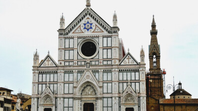 著名建筑巴黎圣母院以古典建筑屹立湖边，完美的哥特式对称，历史悠久。它用优美的风景惊爆你的眼球，以最圣洁的爱情滋润人心。这是文学与建筑的辉映。下载这一组图片吧！让这一曲交响乐在你的心中响起！