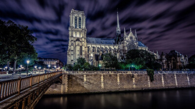 著名建筑巴黎圣母院以古典建筑屹立湖边，完美的哥特式对称，历史悠久。它用优美的风景惊爆你的眼球，以最圣洁的爱情滋润人心。这是文学与建筑的辉映。下载这一组图片吧！让这一曲交响乐在你的心中响起！