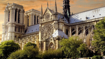 著名建筑巴黎圣母院以古典建筑屹立湖边，完美的哥特式对称，历史悠久。它用优美的风景惊爆你的眼球，以最圣洁的爱情滋润人心。这是文学与建筑的辉映。下载这一组图片吧！让这一曲交响乐在你的心中响起！