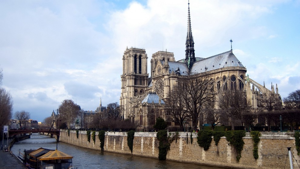 著名建筑巴黎圣母院以古典建筑屹立湖边，完美的哥特式对称，历史悠久。它用优美的风景惊爆你的眼球，以最圣洁的爱情滋润人心。这是文学与建筑的辉映。下载这一组图片吧！让这一曲交响乐在你的心中响起！