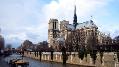 著名建筑巴黎圣母院以古典建筑屹立湖边，完美的哥特式对称，历史悠久。它用优美的风景惊爆你的眼球，以最圣洁的爱情滋润人心。这是文学与建筑的辉映。下载这一组图片吧！让这一曲交响乐在你的心中响起！