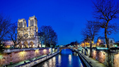 著名建筑巴黎圣母院以古典建筑屹立湖边，完美的哥特式对称，历史悠久。它用优美的风景惊爆你的眼球，以最圣洁的爱情滋润人心。这是文学与建筑的辉映。下载这一组图片吧！让这一曲交响乐在你的心中响起！