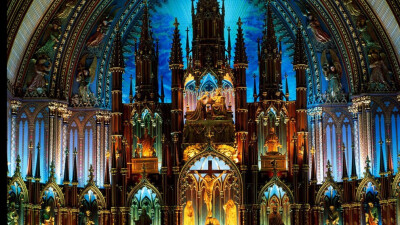 著名建筑巴黎圣母院以古典建筑屹立湖边，完美的哥特式对称，历史悠久。它用优美的风景惊爆你的眼球，以最圣洁的爱情滋润人心。这是文学与建筑的辉映。下载这一组图片吧！让这一曲交响乐在你的心中响起！