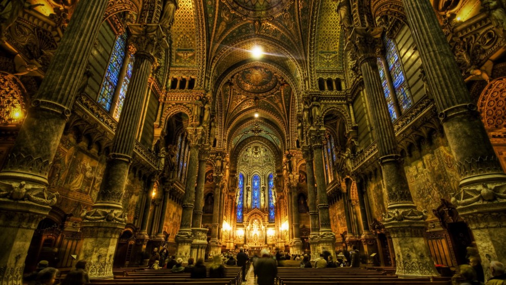 著名建筑巴黎圣母院以古典建筑屹立湖边，完美的哥特式对称，历史悠久。它用优美的风景惊爆你的眼球，以最圣洁的爱情滋润人心。这是文学与建筑的辉映。下载这一组图片吧！让这一曲交响乐在你的心中响起！