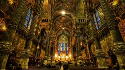 著名建筑巴黎圣母院以古典建筑屹立湖边，完美的哥特式对称，历史悠久。它用优美的风景惊爆你的眼球，以最圣洁的爱情滋润人心。这是文学与建筑的辉映。下载这一组图片吧！让这一曲交响乐在你的心中响起！