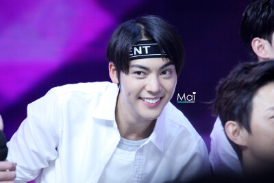 Mai火山夆 上传于 今天 01:26 来自 微博 weibo.com 深夜放图。。。。。。听说这不是陈伟霆，这是他弟24k纯屌（萌）丝（物）陈小等，晚安弟弟#陈伟霆#（顺便问一句你有没有妹妹）