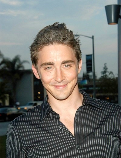 #lee pace#十一年前某天，李同学那天的着装简直让人流下眼泪。尽可能的找了那天的图。先不提类似Dior homme款媚气十足的衬衫，单是那正常款的皮带,紧紧的裤子和那小身板都让人浮想联翩......可惜...最后一张是同一件.....同....一....件......(via:spokeo gettyimage)