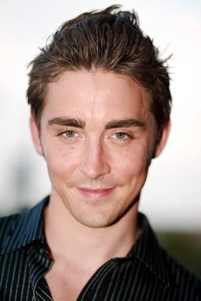 #lee pace#十一年前某天，李同学那天的着装简直让人流下眼泪。尽可能的找了那天的图。先不提类似Dior homme款媚气十足的衬衫，单是那正常款的皮带,紧紧的裤子和那小身板都让人浮想联翩......可惜...最后一张是同一件.....同....一....件......(via:spokeo gettyimage)