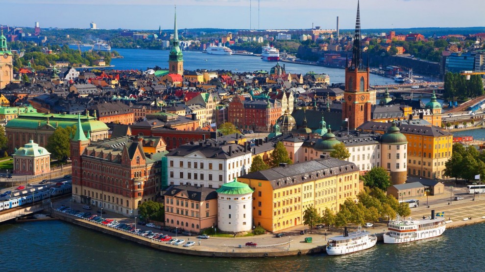 今天小编给大家分享的是瑞典首都斯德哥尔摩的高清壁纸，斯德哥尔摩是瑞典的第一大城市，也是瑞典的政治、文化、经济和交通中心。它位于瑞典的东海岸，濒波罗的海，梅拉伦湖入海处，风景秀丽，是著名的旅游胜地。喜欢瑞典的朋友别错过这组壁纸哦！