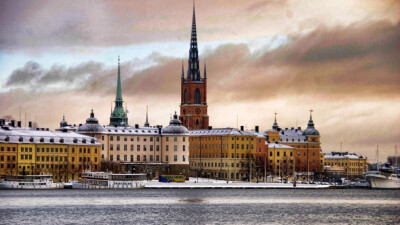 今天小编给大家分享的是瑞典首都斯德哥尔摩的高清壁纸，斯德哥尔摩是瑞典的第一大城市，也是瑞典的政治、文化、经济和交通中心。它位于瑞典的东海岸，濒波罗的海，梅拉伦湖入海处，风景秀丽，是著名的旅游胜地。喜欢…