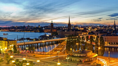 今天小编给大家分享的是瑞典首都斯德哥尔摩的高清壁纸，斯德哥尔摩是瑞典的第一大城市，也是瑞典的政治、文化、经济和交通中心。它位于瑞典的东海岸，濒波罗的海，梅拉伦湖入海处，风景秀丽，是著名的旅游胜地。喜欢…