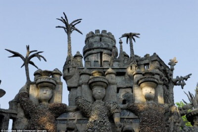 这是法国的 Le Palais idéal（理想宫），1879年一个乡间邮差 Ferdinand Cheval因为在送信的过程中捡到了一块小石头，于是有了一个想法，之后的整整33年，这个邮差拿自己所捡的小石头，盖了这座宫殿。。。