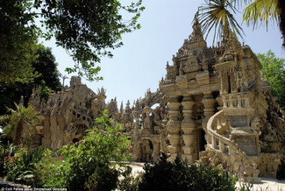 这是法国的 Le Palais idéal（理想宫），1879年一个乡间邮差 Ferdinand Cheval因为在送信的过程中捡到了一块小石头，于是有了一个想法，之后的整整33年，这个邮差拿自己所捡的小石头，盖了这座宫殿。。。