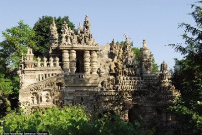 这是法国的 Le Palais idéal（理想宫），1879年一个乡间邮差 Ferdinand Cheval因为在送信的过程中捡到了一块小石头，于是有了一个想法，之后的整整33年，这个邮差拿自己所捡的小石头，盖了这座宫殿。。。