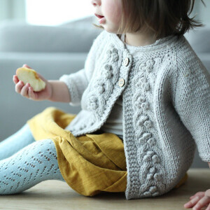 小女孩最适合做毛衣的模特了，太可爱了