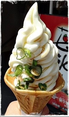 以乌冬而闻名的香川县境内有一家叫做「しょうゆ豆本舗×浪花堂餅店」的店铺，这家店有个超人气商品「かまたまソフト（釜玉乌冬冰激凌）」，冰激凌造型酷似乌冬面，冰激凌整体口味为生姜味，撒上大葱，浇上酱油，据说味道非常不错，好奇想吃……