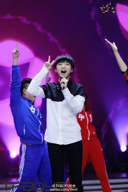 #TFBOYS#于昨日在长沙录制了湖南卫视《快乐大本营》节目，这也是TFBOYS第二次登上快本舞台。在录制现场不但和五位主持人和嘉宾一起青春修炼大课堂，最后还带来了甜味十足的新歌《宠爱》哦，本期节目具体播出时间请关注相关通告，想要和TFBOYS一起开心上课吗？那就千万不要错过本期节目哦！