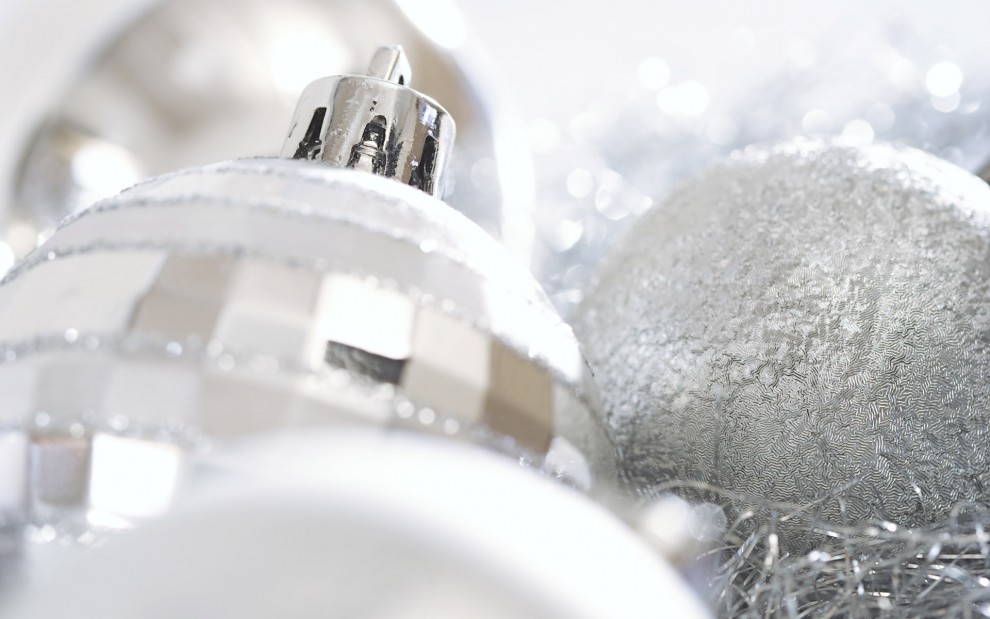 在人人都徜徉在爱的欢声笑语中的圣诞节里，用这些美丽的彩球装饰你的生活，是不是会更有优雅的情调呢？特别是这银色的球，发出珍珠一样的润泽的光彩，怎么一下子就让小编想到“大珠小珠落玉盘”的优雅诗句了呢。你会有怎样的联想呢？