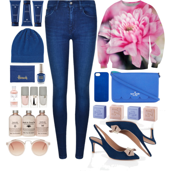 La primavera è arrivata, soprattutto nel guardaroba. È ora di tirar fuori stampe floreali, colori accesi e sandali della nuova collezione #lorenapaggi ! #anitalianbrand #shoes #blue #pink #spring #clear #jeans #casual