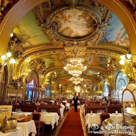 【Le Train Bleu 最华丽的车站餐厅】位于巴黎里昂站的蓝色列车餐厅，于1901年开业，繁丽的装潢彩绘，气派的的吊灯拱窗，洁白的桌布，精致的银制餐具——富丽程度堪比皇宫。很多人慕名而来，当然也有憨豆先生这样赶火车的乘客“误入”……