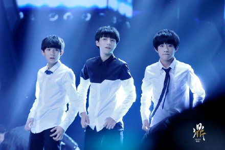 #TFBOYS# 似有这样一段旅程，驾着星光随云儿奔，有花有藤，揽友聚朋；心头热，手也温，有偶逢也有永恒；一路无畏，做自己的神。你们同行，这段无可比拟的人生。晚安。