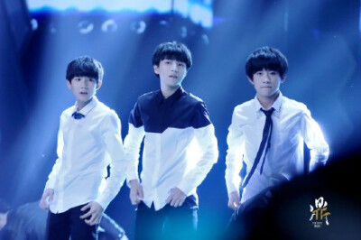 #TFBOYS# 似有这样一段旅程，驾着星光随云儿奔，有花有藤，揽友聚朋；心头热，手也温，有偶逢也有永恒；一路无畏，做自己的神。你们同行，这段无可比拟的人生。晚安。