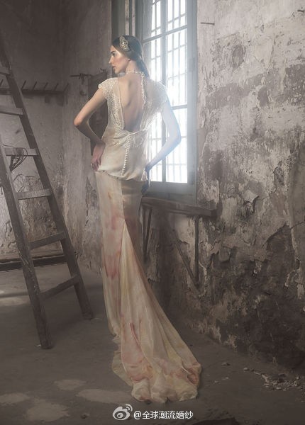 Ir de Bundó 新款婚纱系列，缎面婚纱则营造出复古感觉，而蕾丝的运用则更加立体生动。