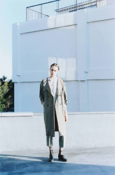 不同素材的组合 . Native Village 2015 Spring/Summer Collection . Designer:松谷正晃 , Photographer:加藤 望 , Model:Lia Pavlova