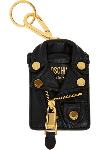 自从 Jeremy Scott 被任命为 Moschino 创意总监之后，该品牌的趣致风格美学理念便上升至一个新高度。这款皮革钥匙链采用皮夹克造型，背面配有一个带盖口袋，可装入零钱或唇膏。不妨将其挂在你的包袋上，为整体装扮增添醒目元素。