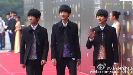 @TFBOYS组合 身穿Xander Zhou 2015年春夏伦敦男装周走秀系列特别订制款参加QQ音乐盛典红毯以及领奖！恭喜三个闪闪惹人爱的少年今年拿更多奖！