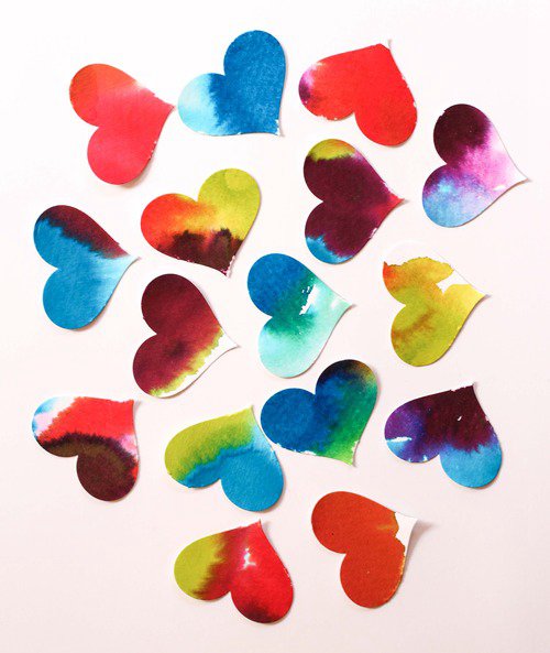 卡纸手工diy创意的彩色心形花环挂饰