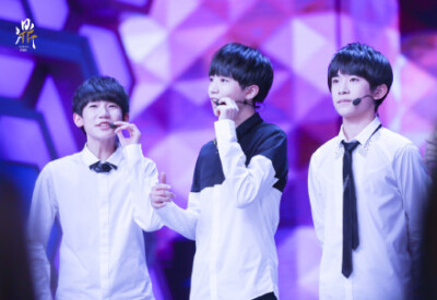 #TFBOYS# 时间多荒唐，沧海桑田也不过经年时光，日升日落间就淌过了多少人生匆忙。可你们的成长，我不愿忘，我不肯放，要成为绵延的记号永远鲜亮。用力把每一天的你们刻在心上。晚安。