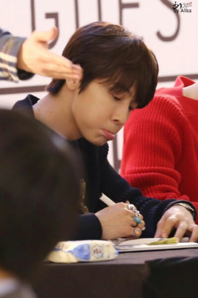 你怎么啦萌的我心肝颤啊啊啊啊啊啊啊是宝宝啊cr:Hae_Girls