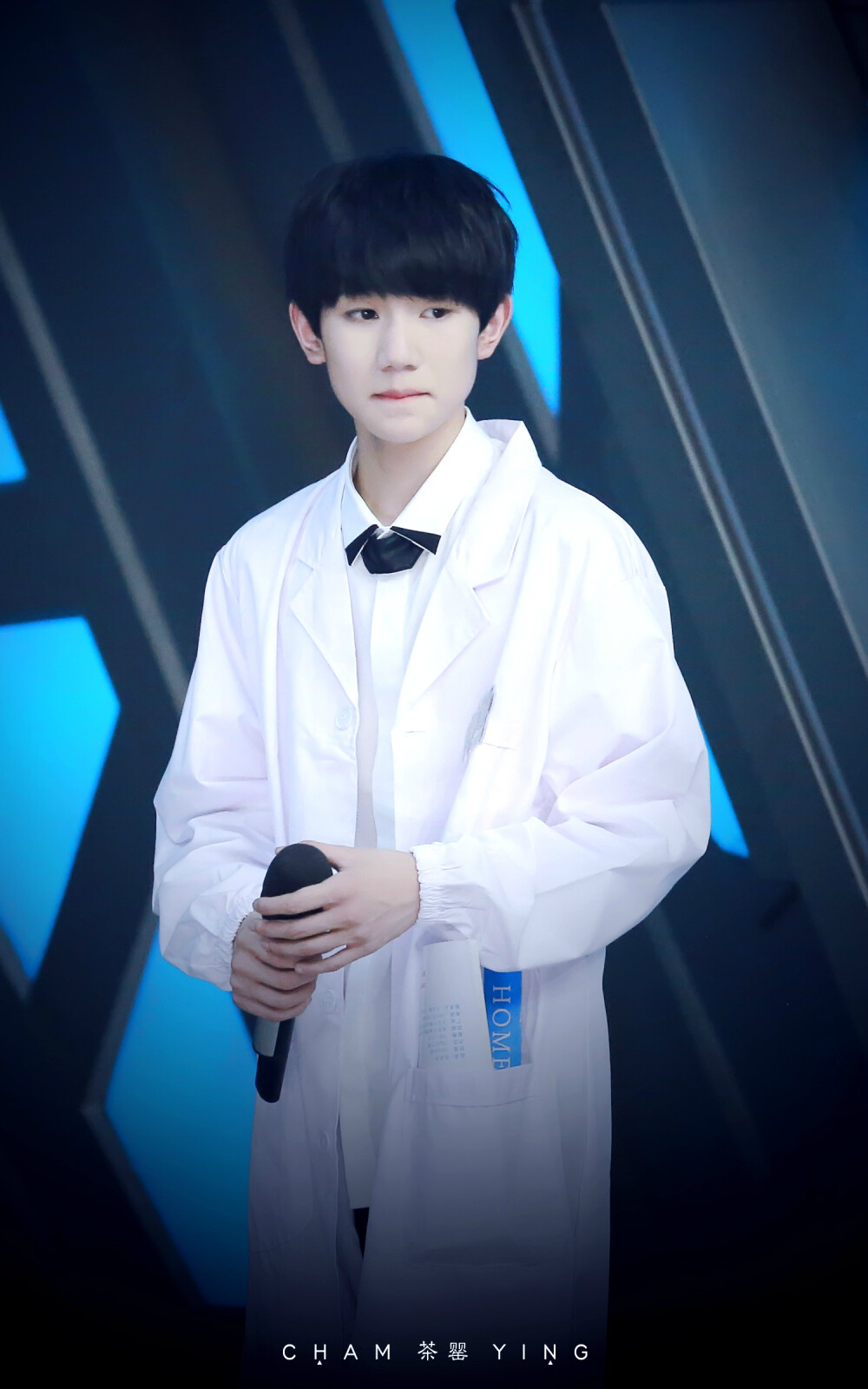 【王源 150322快乐大本营录制】#王源的专属天使# @TFBOYS-王源 人们愚蠢鲁莽 而你纤细善良 cr：@-茶罂KRJ-