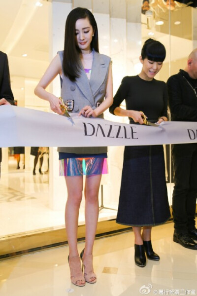 今天大幂幂出席了@DAZZLE-Fashion 的新店开店仪式，为新店剪裁，并欣赏了@DAZZLE-Fashion 今年最新款的服装秀，秀场上大幂幂与@苏芒 姐坐在一起，两人聊的很开心，也认识了新朋友@李大齐 老师和岳敏君老师，大家一起…