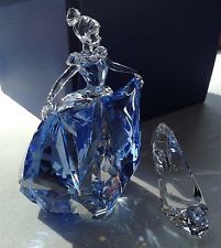 Swarovski 2015 Cinderella, Limited Edition 为了2015热映的迪士尼电影Cinderella中一双独一无二的水晶舞鞋，施华洛世奇真的设计了一款整块水晶劈凿而成的光彩炫目的水晶舞鞋。