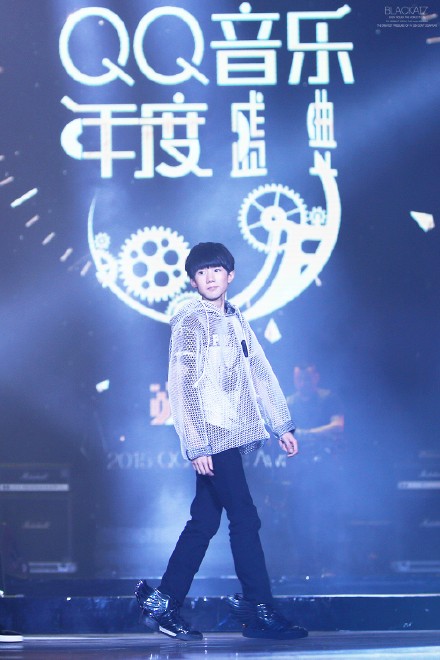 150325 QQ音樂盛典 #王源# @TFBOYS-王源 你是舞台中央的小天使。