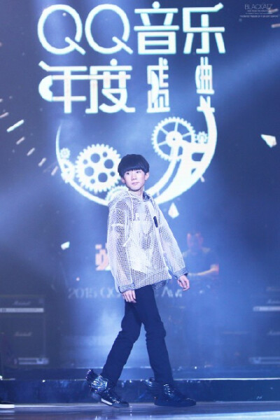 150325 QQ音樂盛典 #王源# @TFBOYS-王源 你是舞臺中央的小天使。