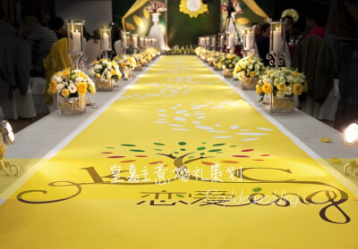 因为婚礼的LOGO是一棵生长的树，所以，签到也特意变成将带着他们婚礼LOGO的道具签到完之后挂到树上，寓意着新人在朋友和亲人们的见证祝福下，爱情之树枝繁叶茂。多肉植物和柠檬、青苹果之类的元素在婚礼中随处可见，…