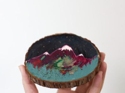 在木头上描绘一幅美美的画面，对的~就是木头。Cathy McMurray在雪松木上绘制了山川与湖泊，自然与木纹的肌理结合绚丽而迷幻。非常有创意的插画作品，为他点赞~