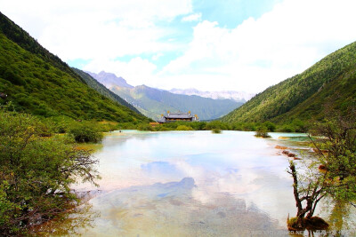 黄龙名胜风景区由黄龙本部和牟尼沟两部份组成。黄龙本部主要由黄龙沟、丹云峡、雪宝顶等景区构成，以彩池、雪山、峡谷、森林“四绝”著称于世，是中国唯一的保护完好的高原湿地。