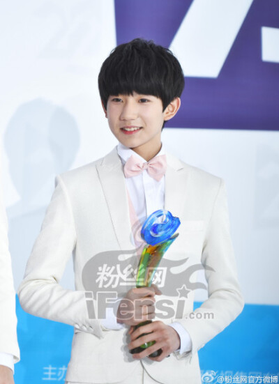 #东方风云榜# #TFBOYS上海行#此时此刻，没有任何言语能够描述他们的形象气质，一切都只是背景好吗！全部虚化了好吗！再次放出高清大图一批！每人两张加合照！请关注继续关注粉丝网！猛料不断放出！