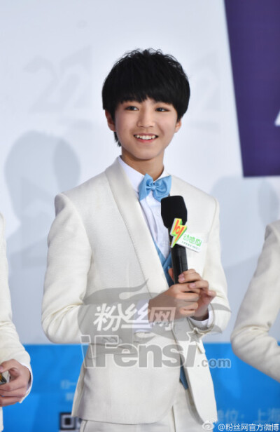 #东方风云榜# #TFBOYS上海行#此时此刻，没有任何言语能够描述他们的形象气质，一切都只是背景好吗！全部虚化了好吗！再次放出高清大图一批！每人两张加合照！请关注继续关注粉丝网！猛料不断放出！