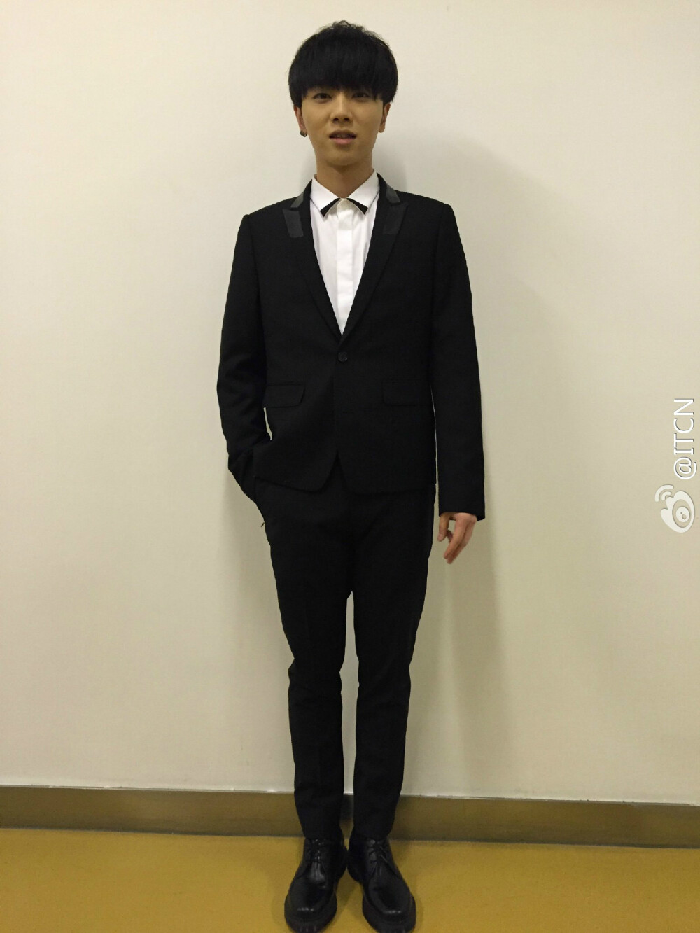 t celebrity#:@华晨宇yu 以一身#5cm#酷酷的黑色西装亮相#2015qq音乐