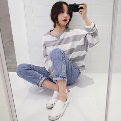 小清新浅色条纹衫搭配浅色牛仔裤 还有白色布鞋 一身很韩风时尚的搭配